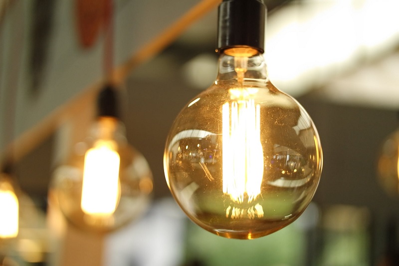 Bombillas encendidas representando eficiencia energética